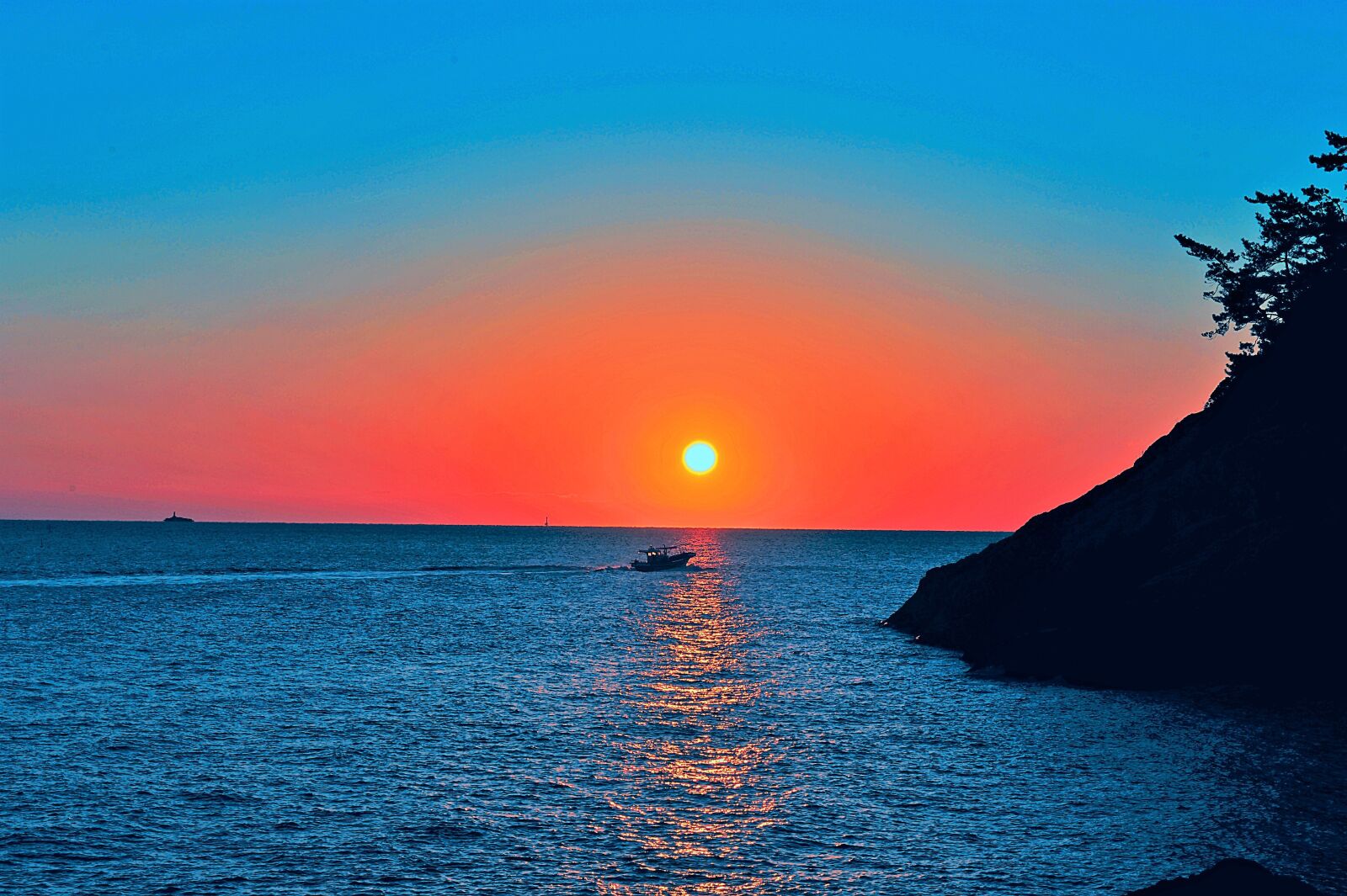 Nikon D3S sample photo. Morning sea, people, travel photography