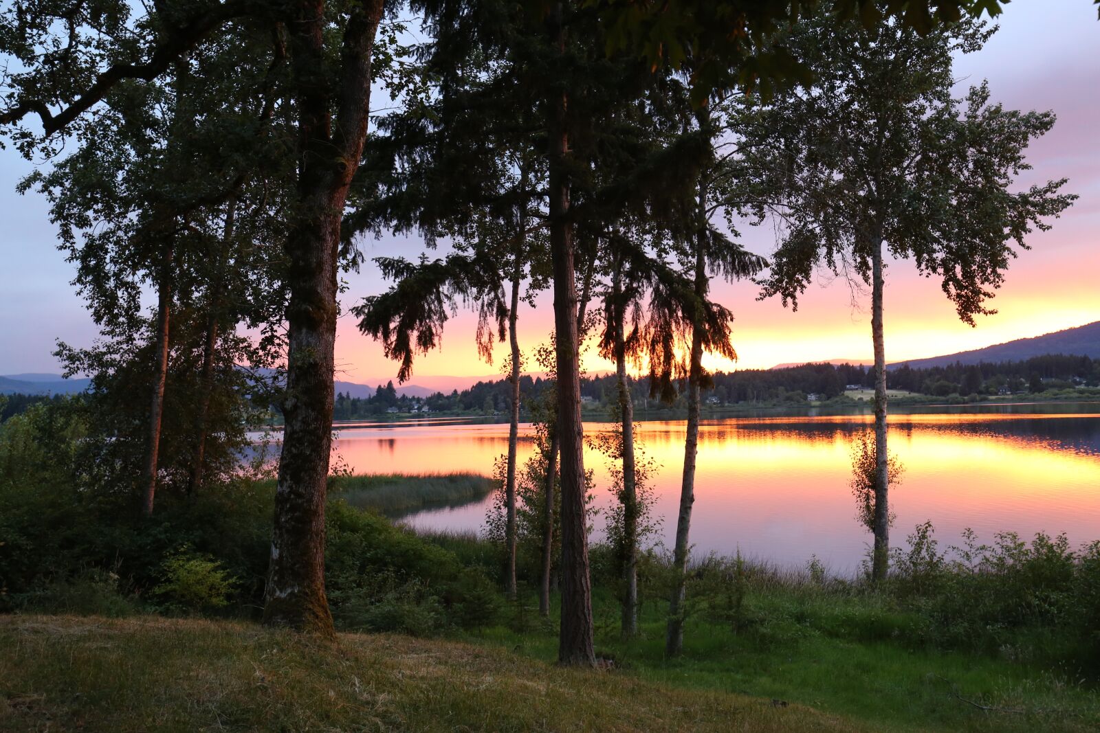Canon EF 16-35mm F4L IS USM sample photo. Lake, sunset, dusk photography