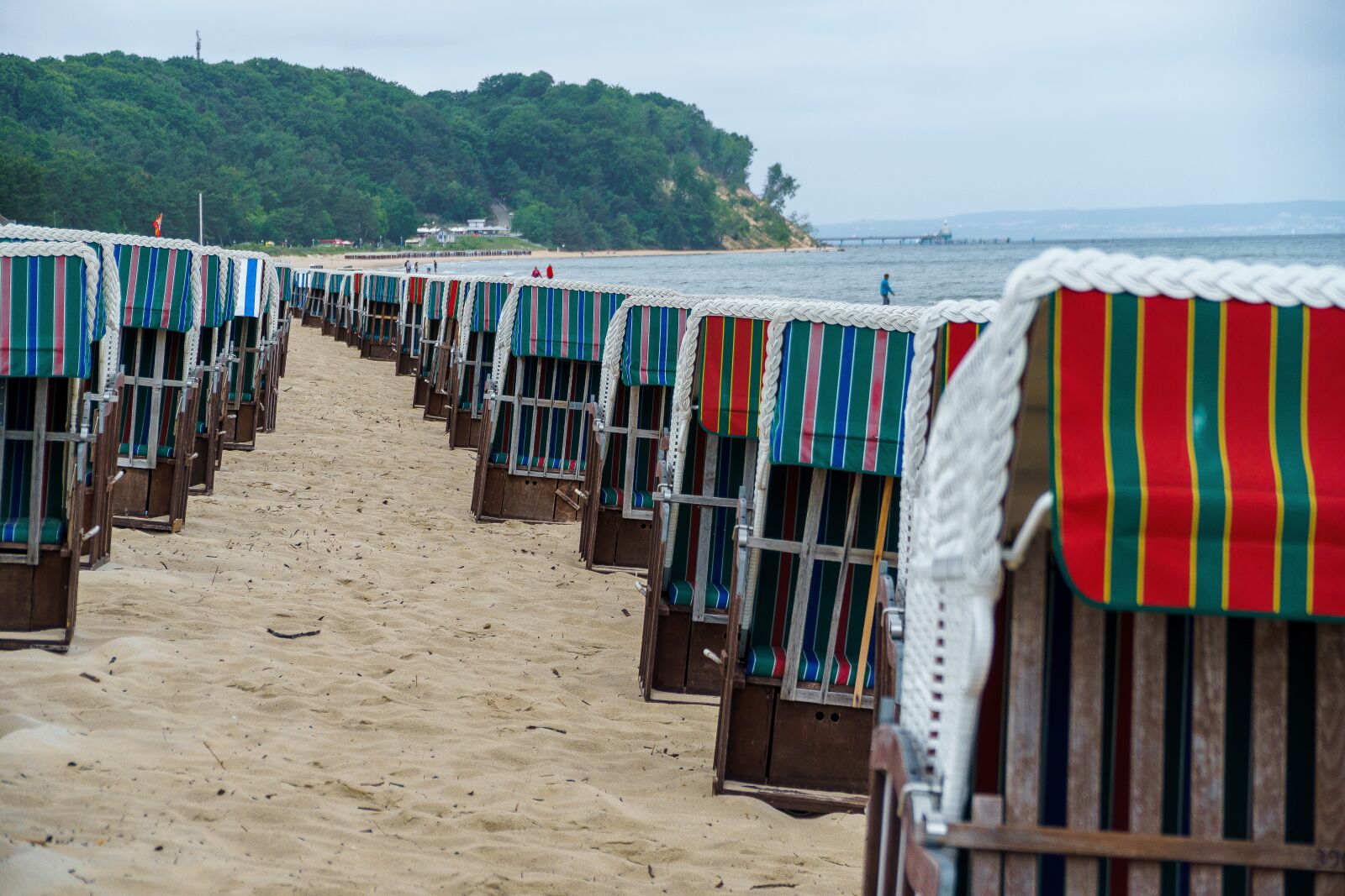 Sony a6000 + Sony E PZ 18-105mm F4 G OSS sample photo. Beach chair, r gen photography