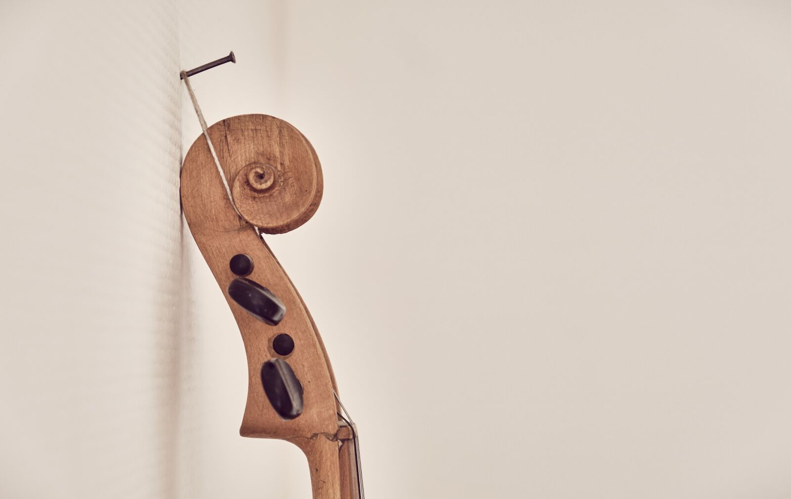 Fujifilm XF 18-55mm F2.8-4 R LM OIS sample photo. Violin, snail, eddy photography