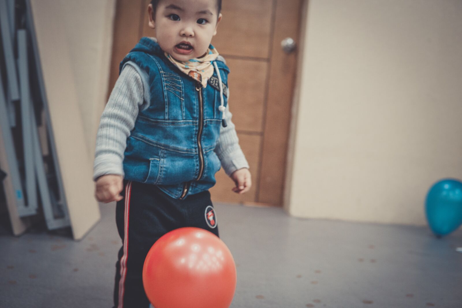 30mm F1.4 DC DN | Contemporary 016 sample photo. Happy, love, funny photography