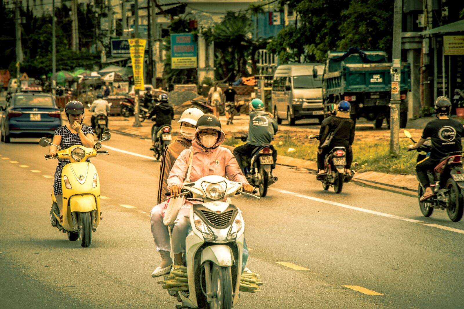 Canon EF-S 18-135mm F3.5-5.6 IS USM sample photo. Vietnam, motorcycles, transport photography