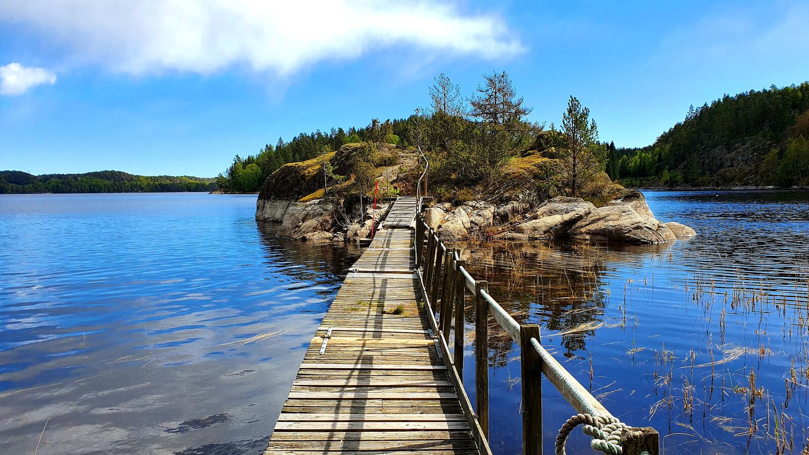Samsung Galaxy S10+ sample photo. Lake, island, boardwalk photography