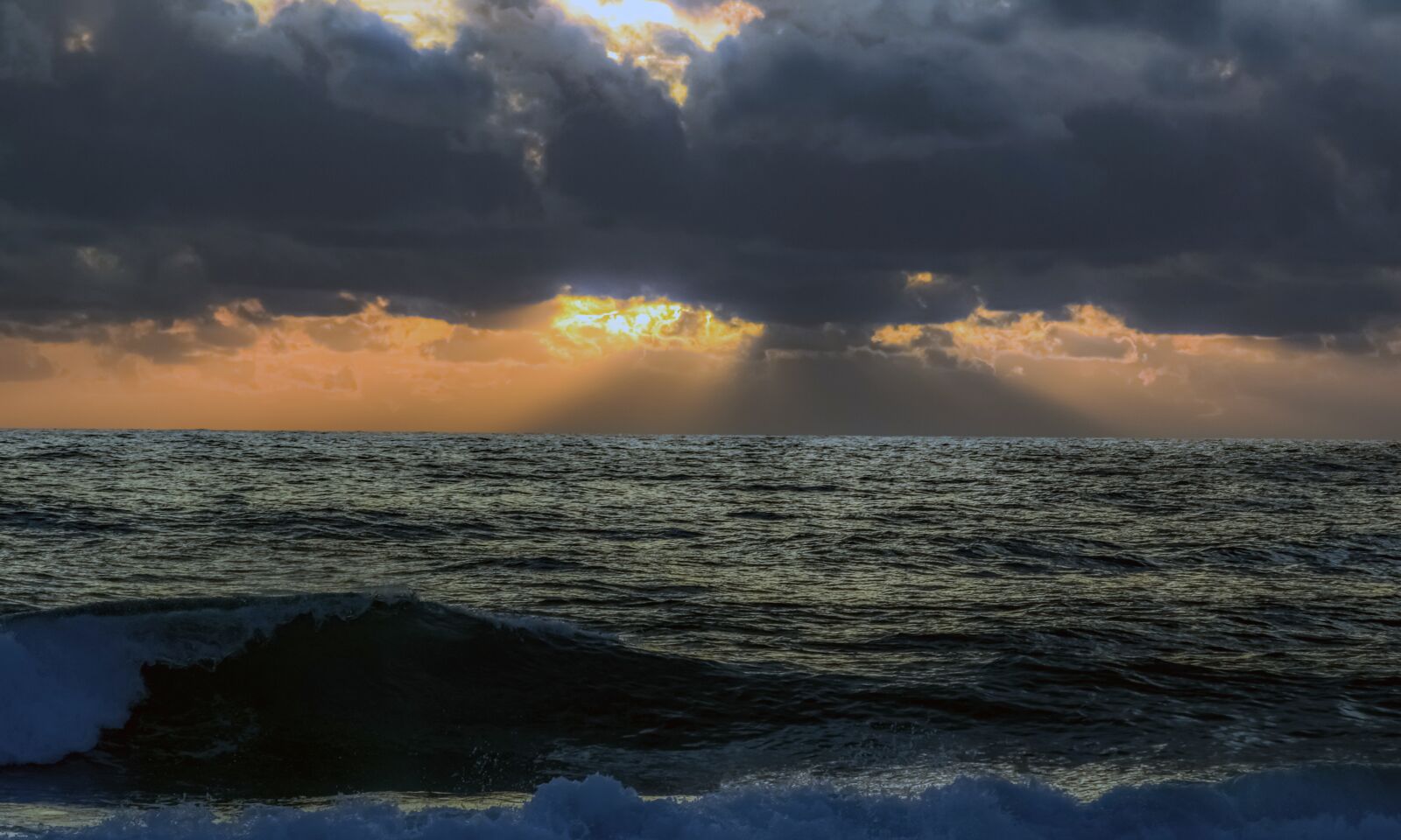 Nikon D3300 sample photo. Wave, sea, storm photography