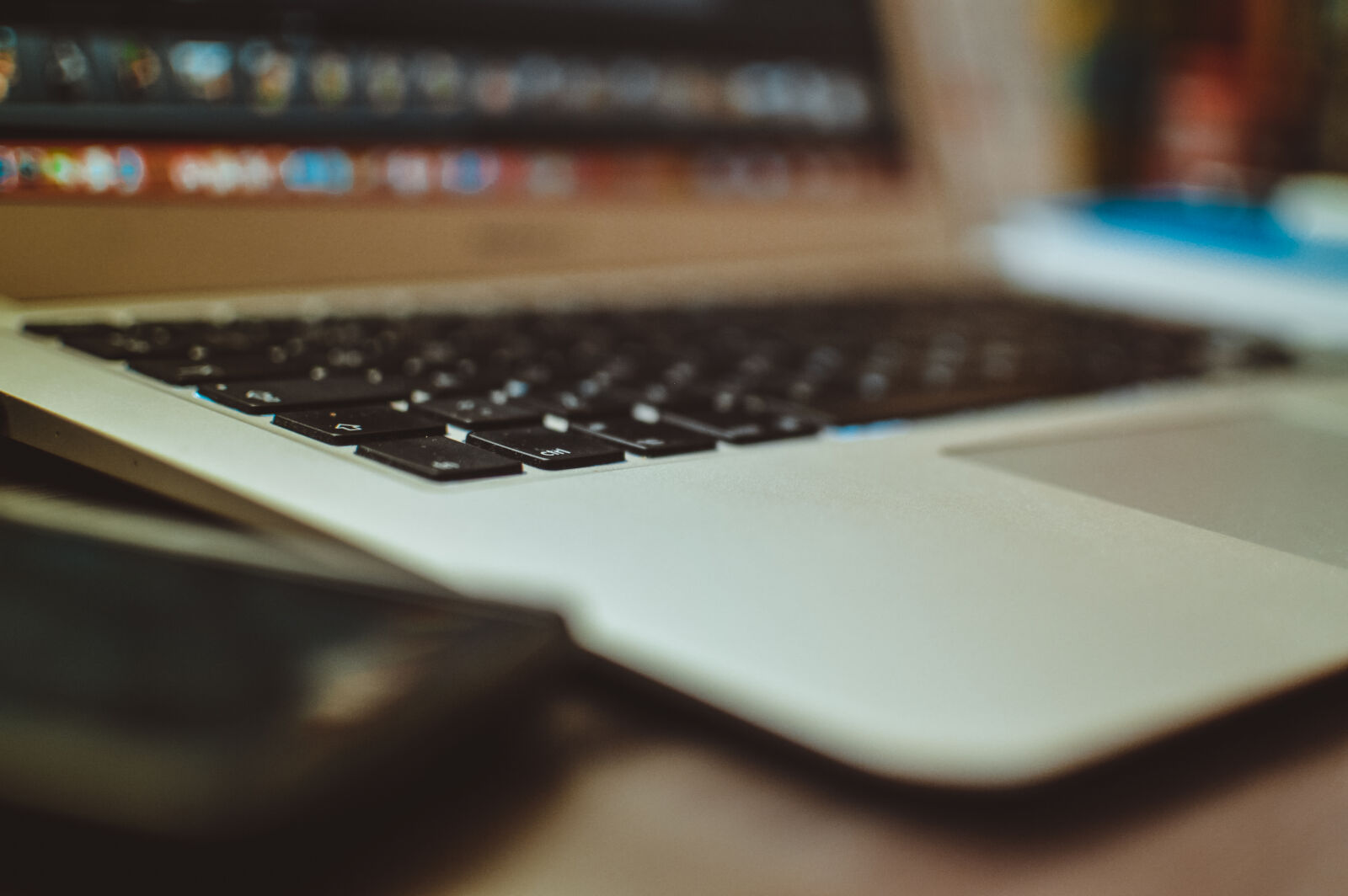 Nikon D3200 + Nikon AF-S DX Nikkor 35mm F1.8G sample photo. Blurred, lines, keyboard, laptop photography