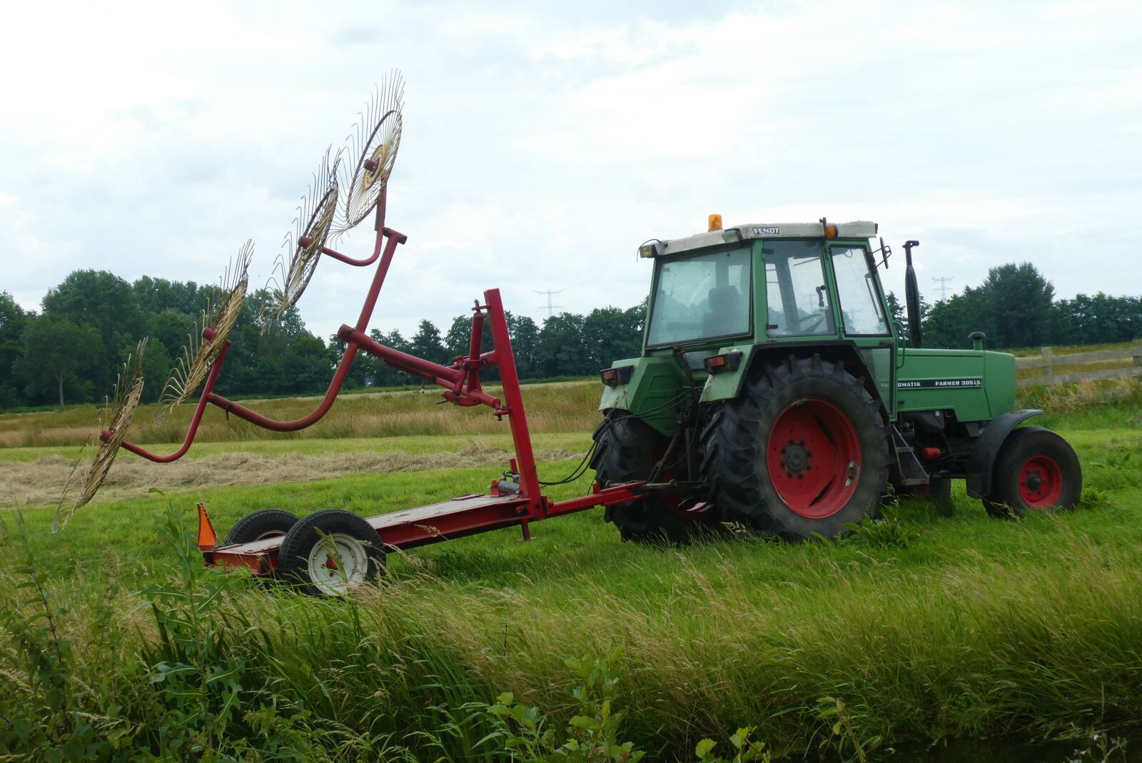 Panasonic Lumix DC-ZS70 (Lumix DC-TZ90) sample photo. Tractor, agricultural machinery, grassland photography