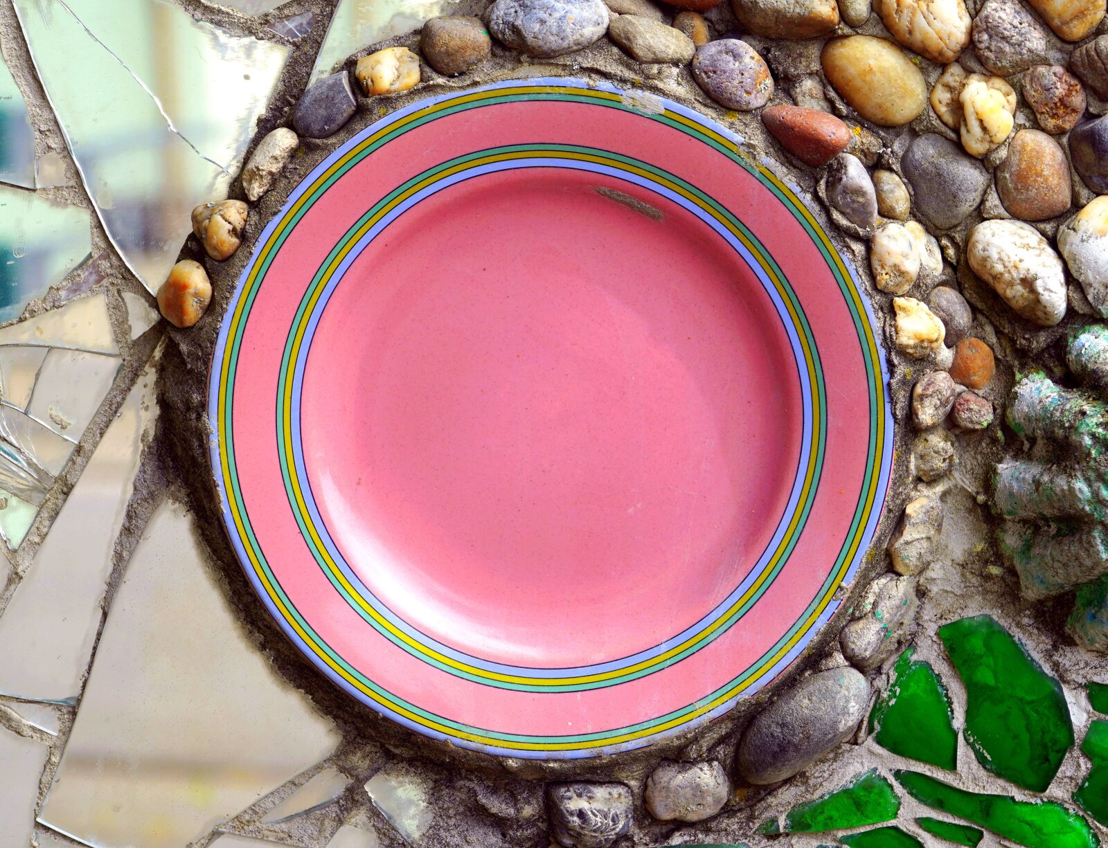 Sony E PZ 18-105mm F4 G OSS sample photo. Mosaic, garden wall, plate photography