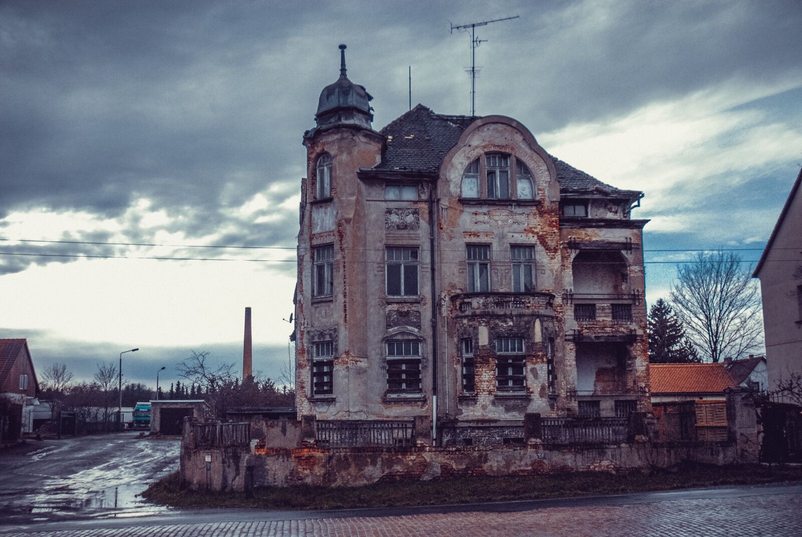 Nikon D200 sample photo. Haunted house, old house photography