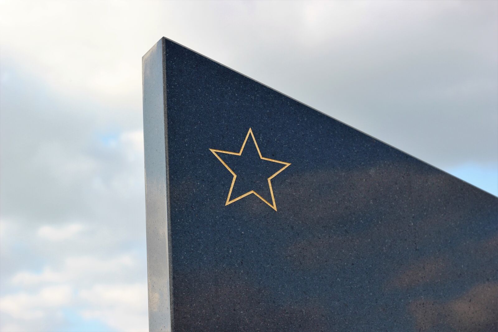 Canon EOS 550D (EOS Rebel T2i / EOS Kiss X4) sample photo. Socialist monument, gold star photography