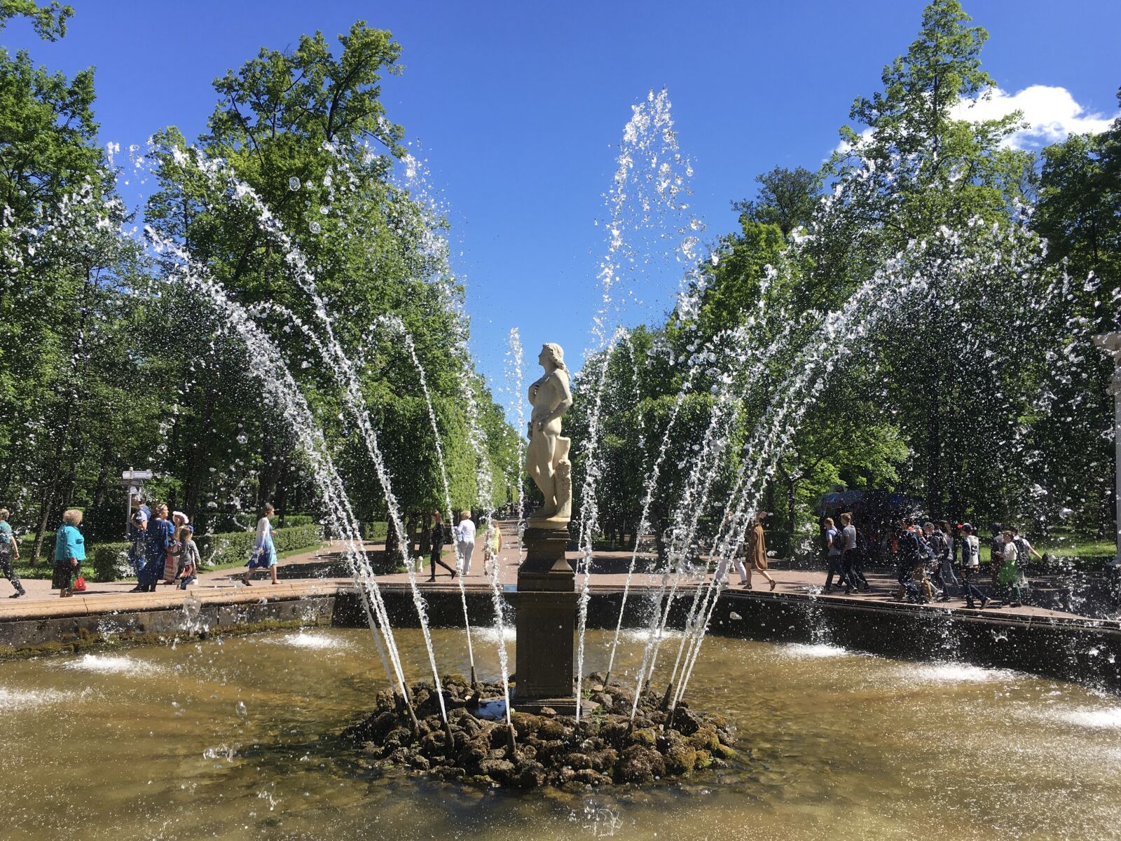 iPhone SE back camera 4.15mm f/2.2 sample photo. Fountain, water games, water photography