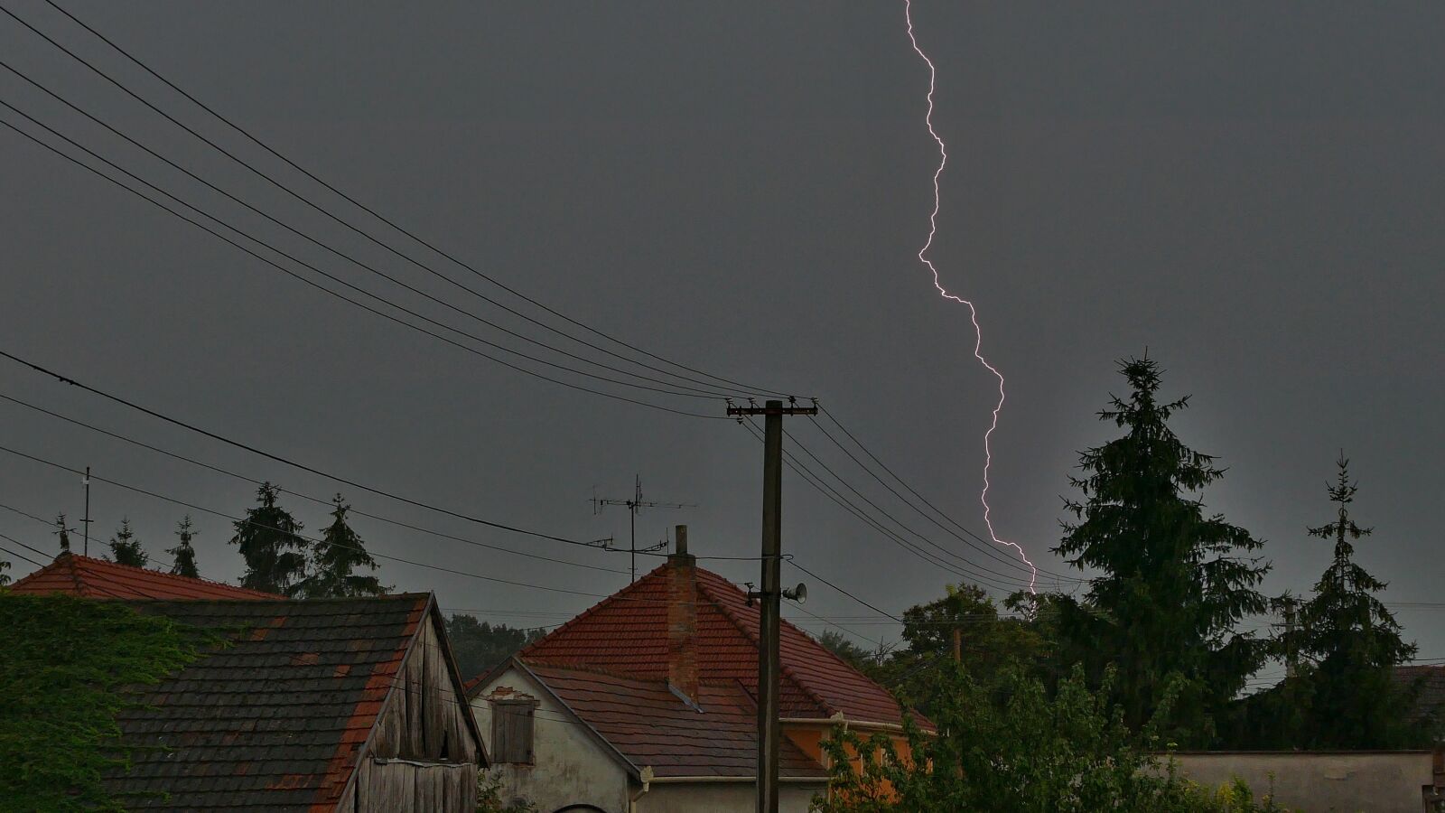 Panasonic Lumix DMC-FZ1000 sample photo. Storm, flash, houses photography