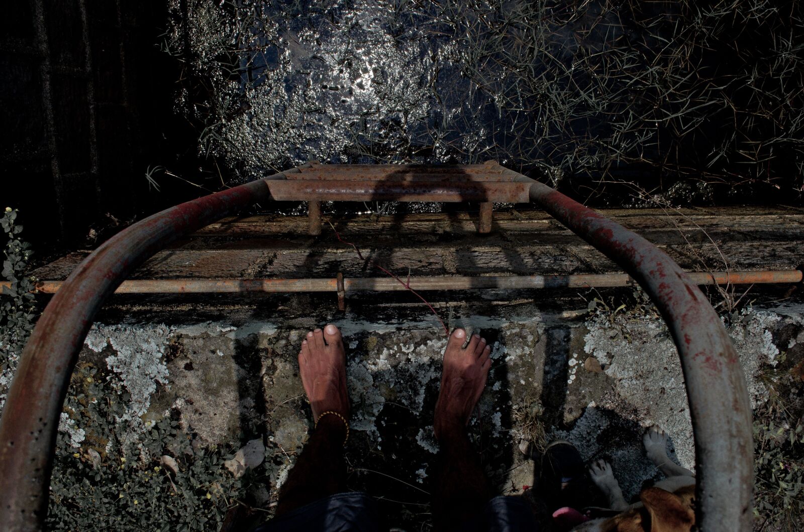 Nikon D5100 sample photo. Pool, abandoned, feet photography