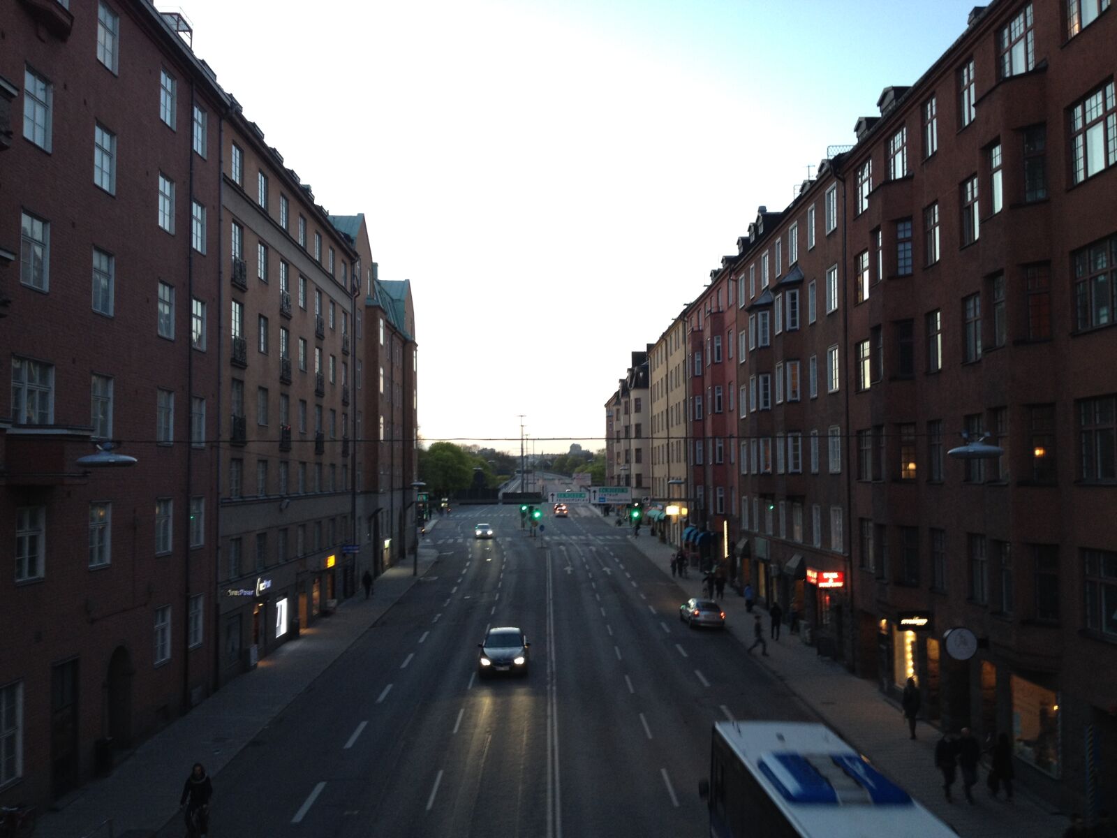 iPhone 4S back camera 4.28mm f/2.4 sample photo. Cars, hornsgatan, street photography