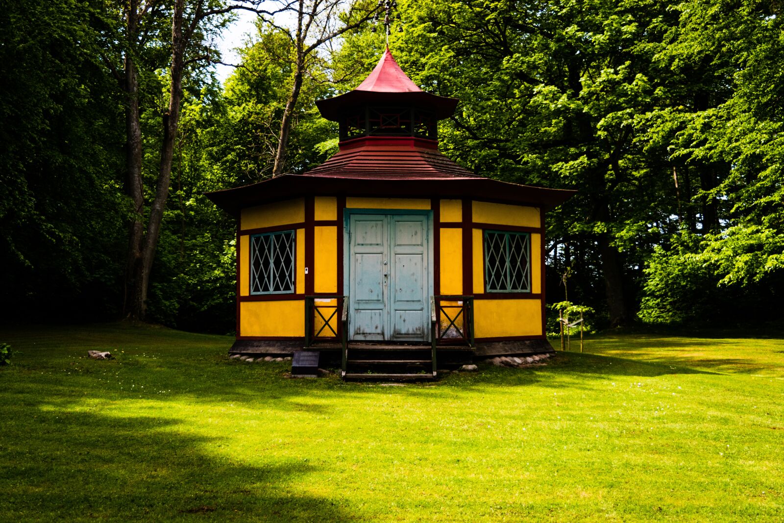 Nikon D5500 sample photo. Shed, park, nature photography