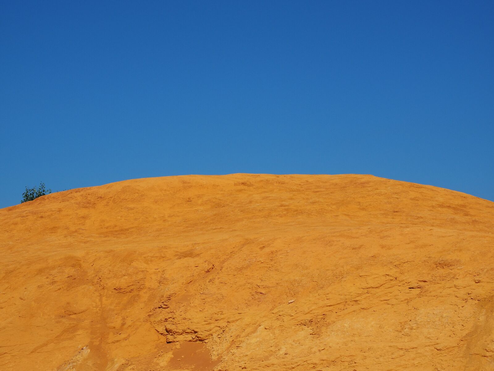 Olympus OM-D E-M1 + Olympus M.Zuiko Digital ED 12-40mm F2.8 Pro sample photo. Ocher rocks, ocher, ocher photography