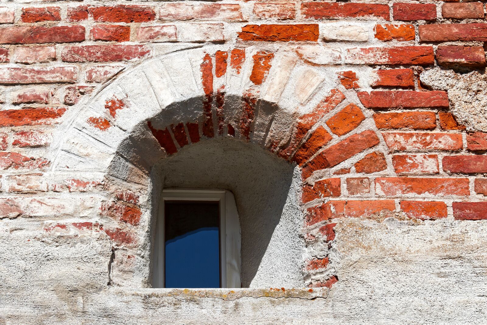 Canon EOS 1300D (EOS Rebel T6 / EOS Kiss X80) sample photo. City wall, window, wall photography