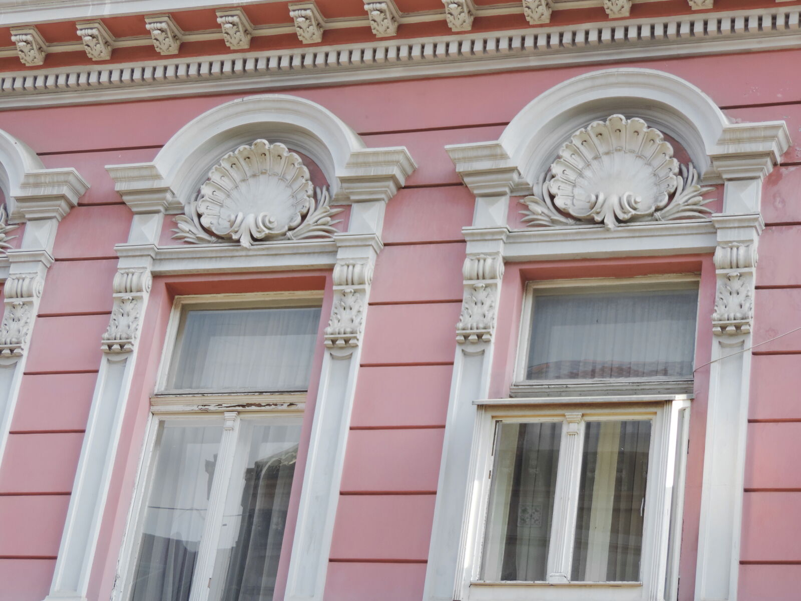 Nikon Coolpix P520 sample photo. Baroque, decoration, pink, window photography