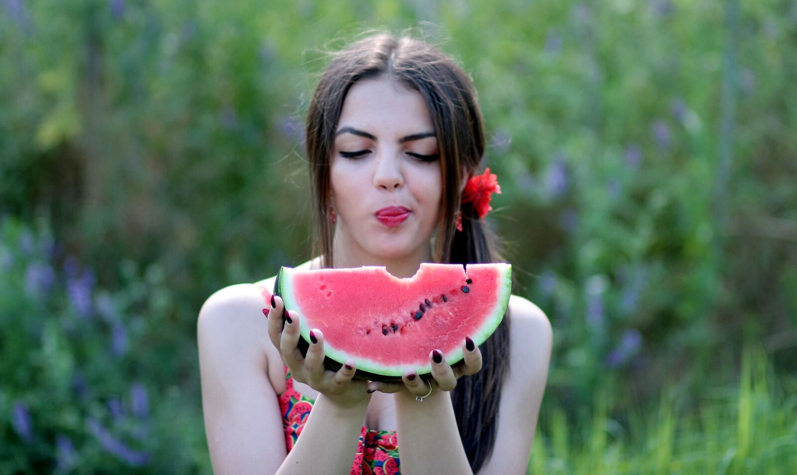 Canon EOS 450D (EOS Rebel XSi / EOS Kiss X2) sample photo. Girl, melon, red photography