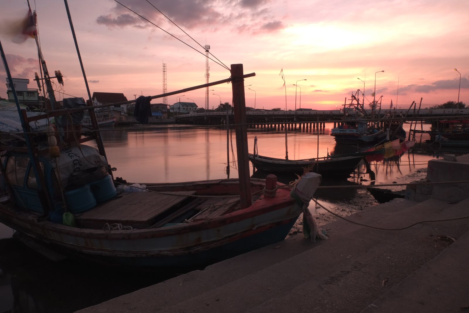 Fujifilm X-E2 + Fujifilm XC 16-50mm F3.5-5.6 OIS II sample photo. Sunset, boat, sea photography