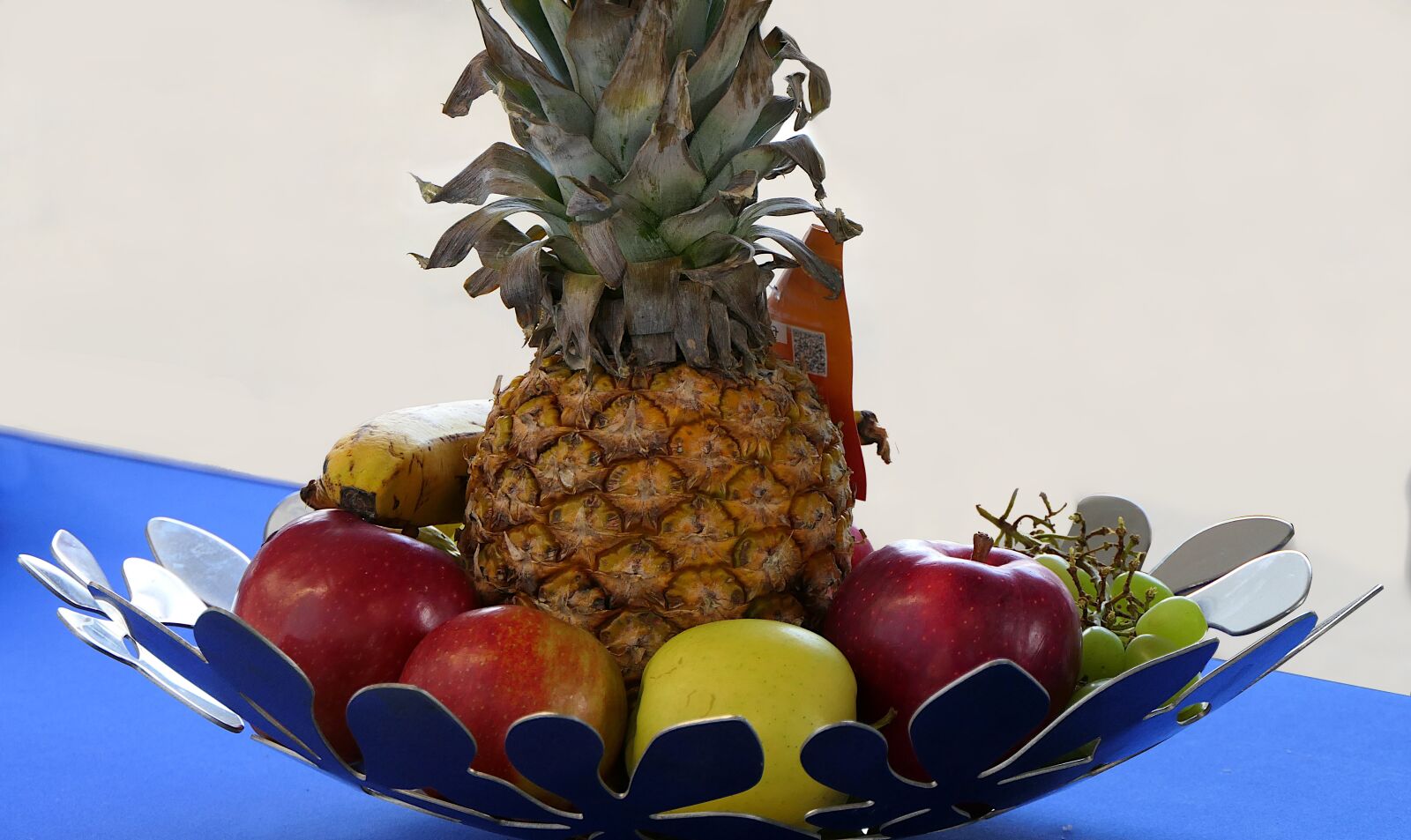 Panasonic Lumix DMC-FZ2500 (Lumix DMC-FZ2000) sample photo. Fruit, fruit bowl, pineapple photography