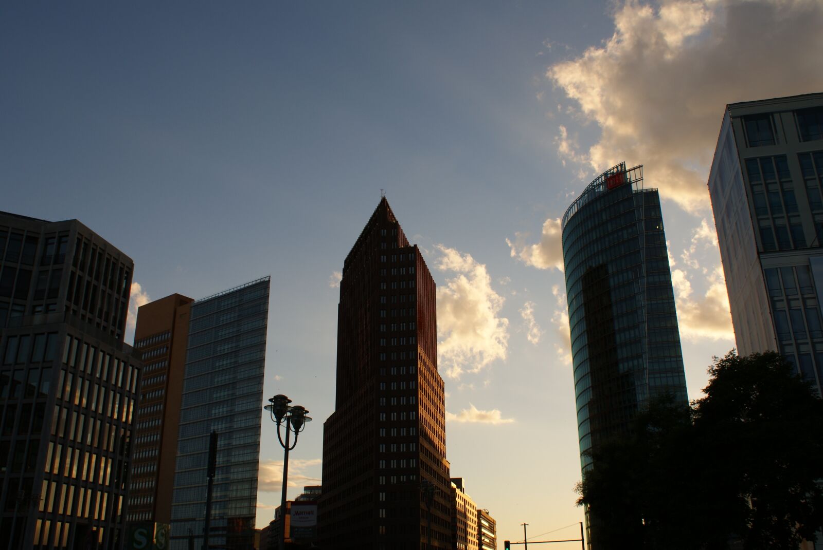 Sony Alpha DSLR-A200 sample photo. Skyscraper, city, architecture photography