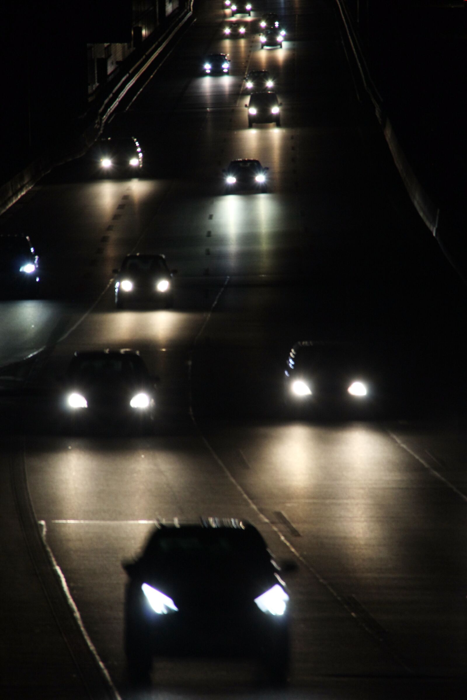 Canon EOS 600D (Rebel EOS T3i / EOS Kiss X5) sample photo. Pkw, night, light photography