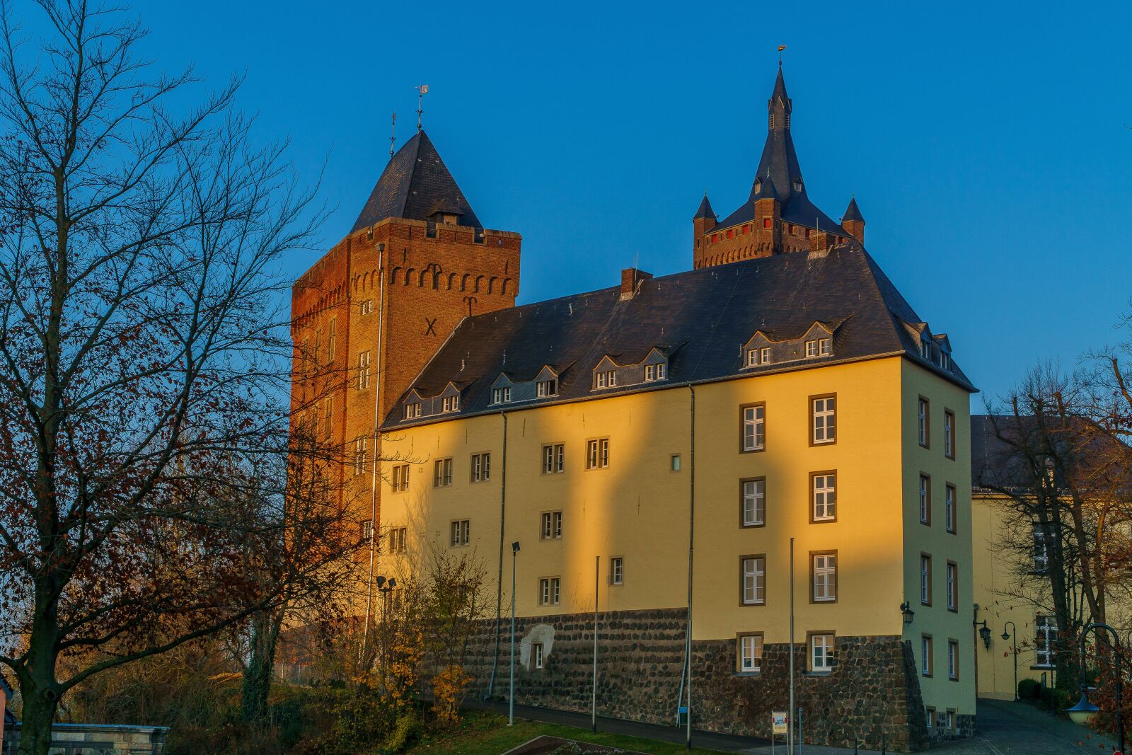 Sony a6000 + Sony E PZ 18-105mm F4 G OSS sample photo. Kleve, swan castle, abendstimmung photography