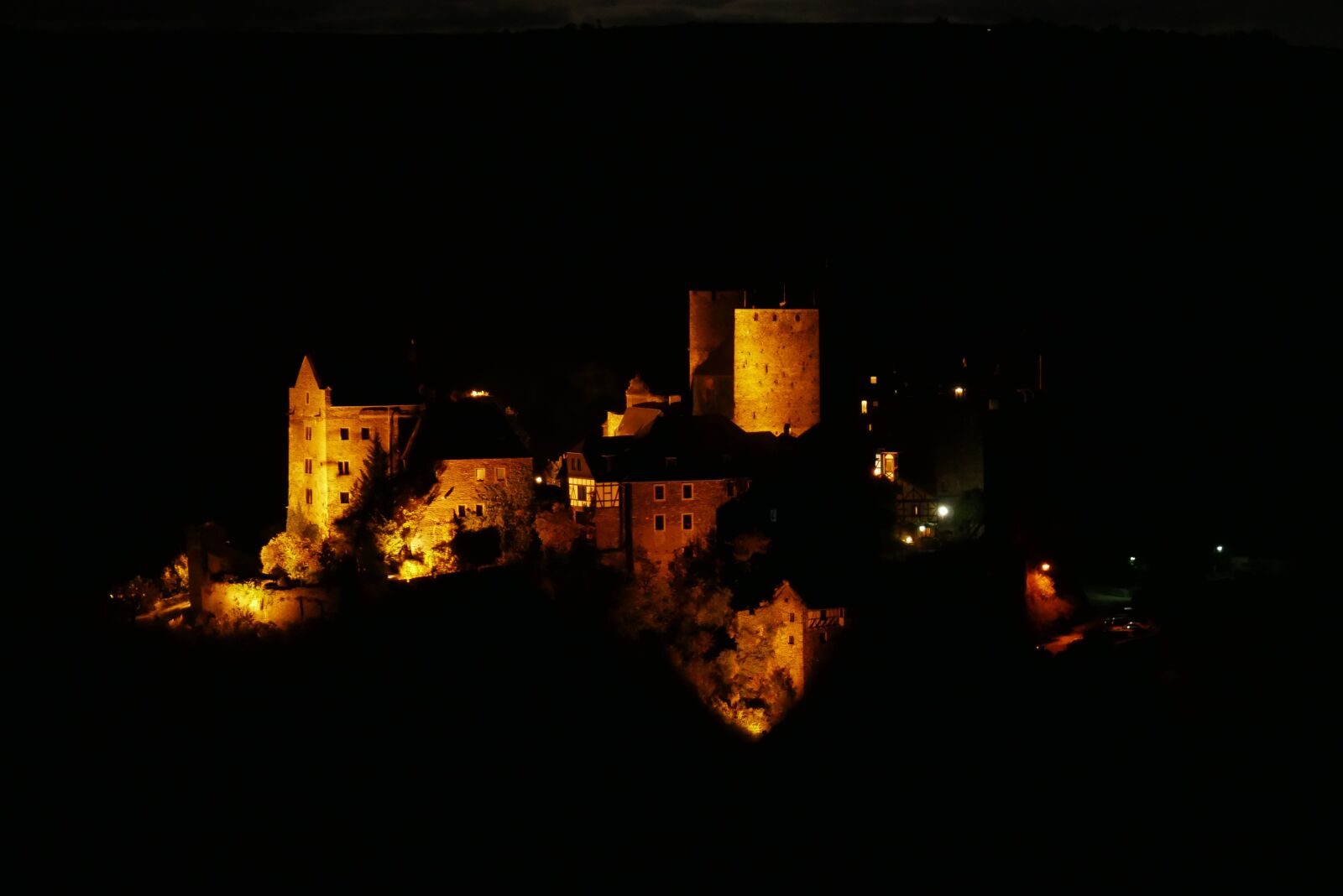 Panasonic DMC-G70 sample photo. Castle, night, lighting photography