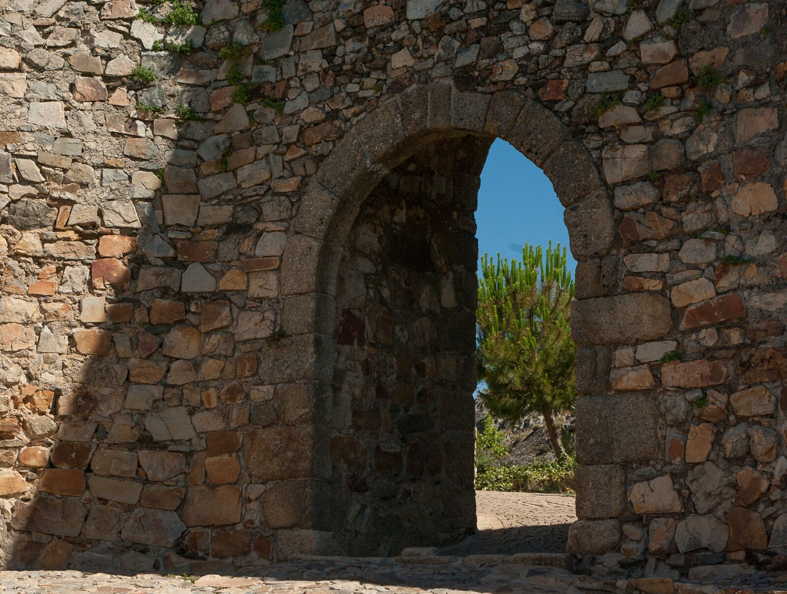 Pentax K10D sample photo. Door, ark, wall photography