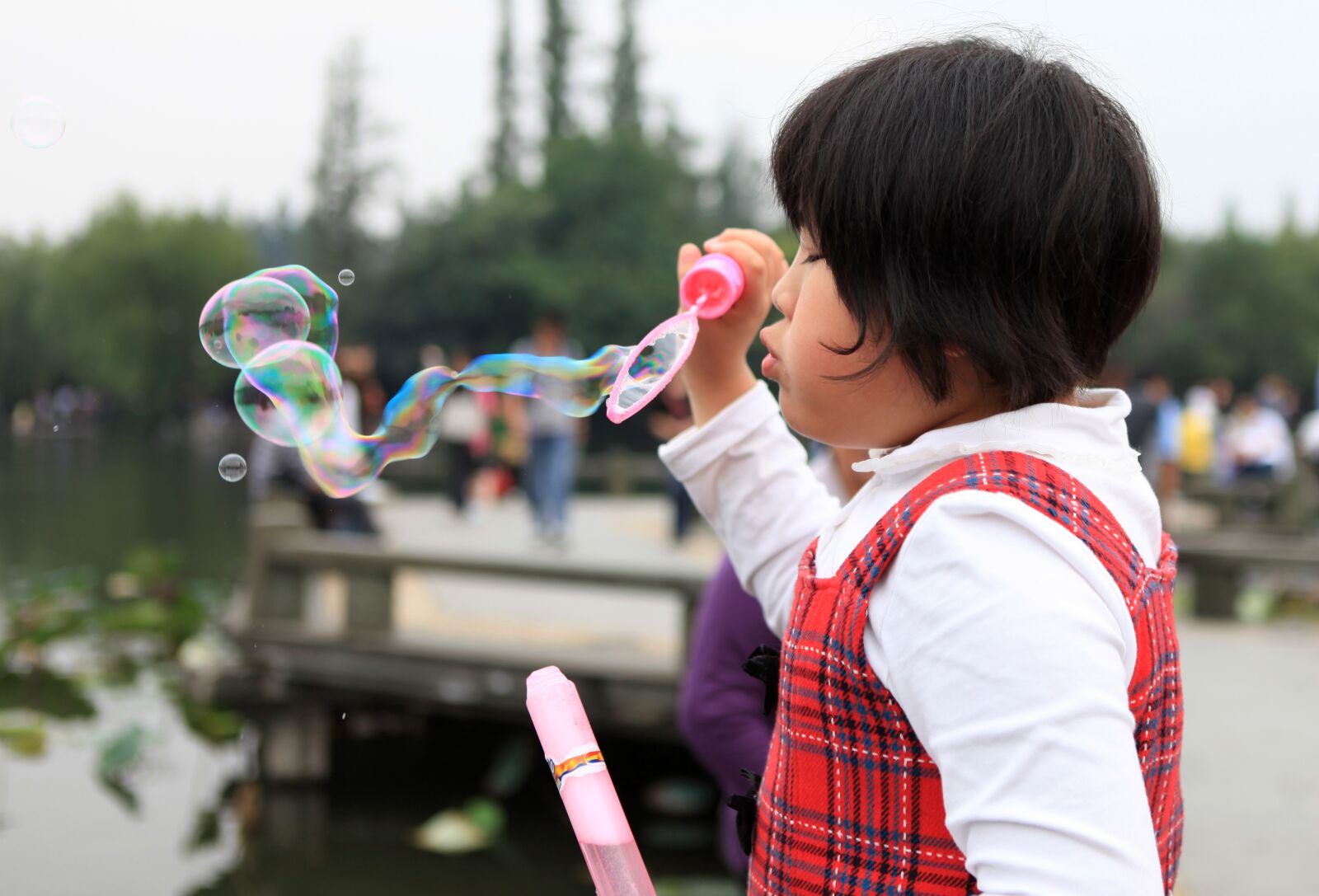 Canon EOS 5D Mark II sample photo. Girls, child, blowing bubbles photography