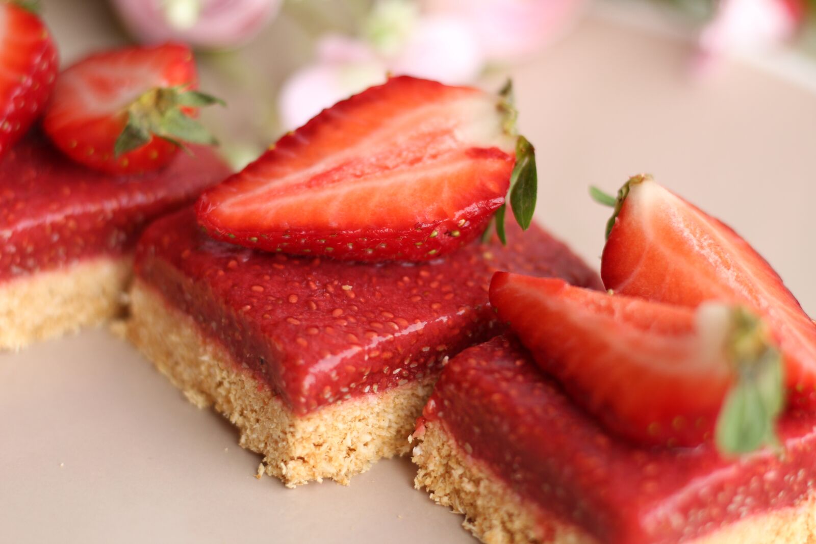 Canon EOS 1300D (EOS Rebel T6 / EOS Kiss X80) + Canon EF 50mm F1.8 STM sample photo. Strawberry, dessert, sweetness photography