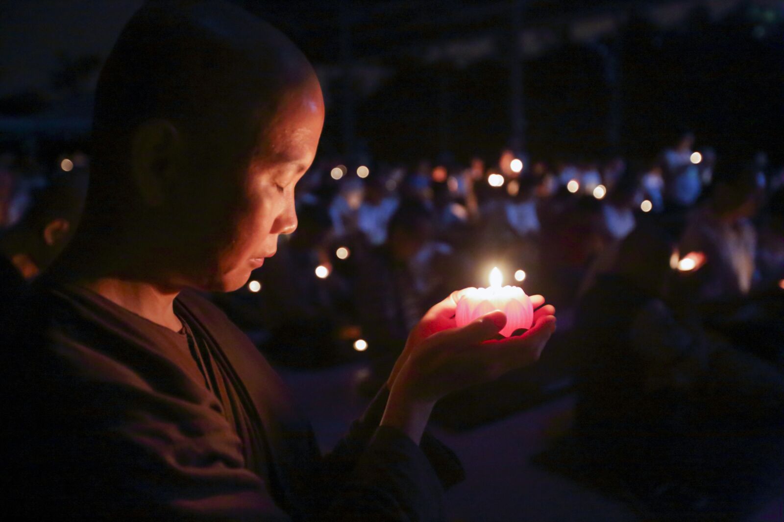 Canon EF 16-35mm F2.8L II USM sample photo. Nun with candle, theravada photography