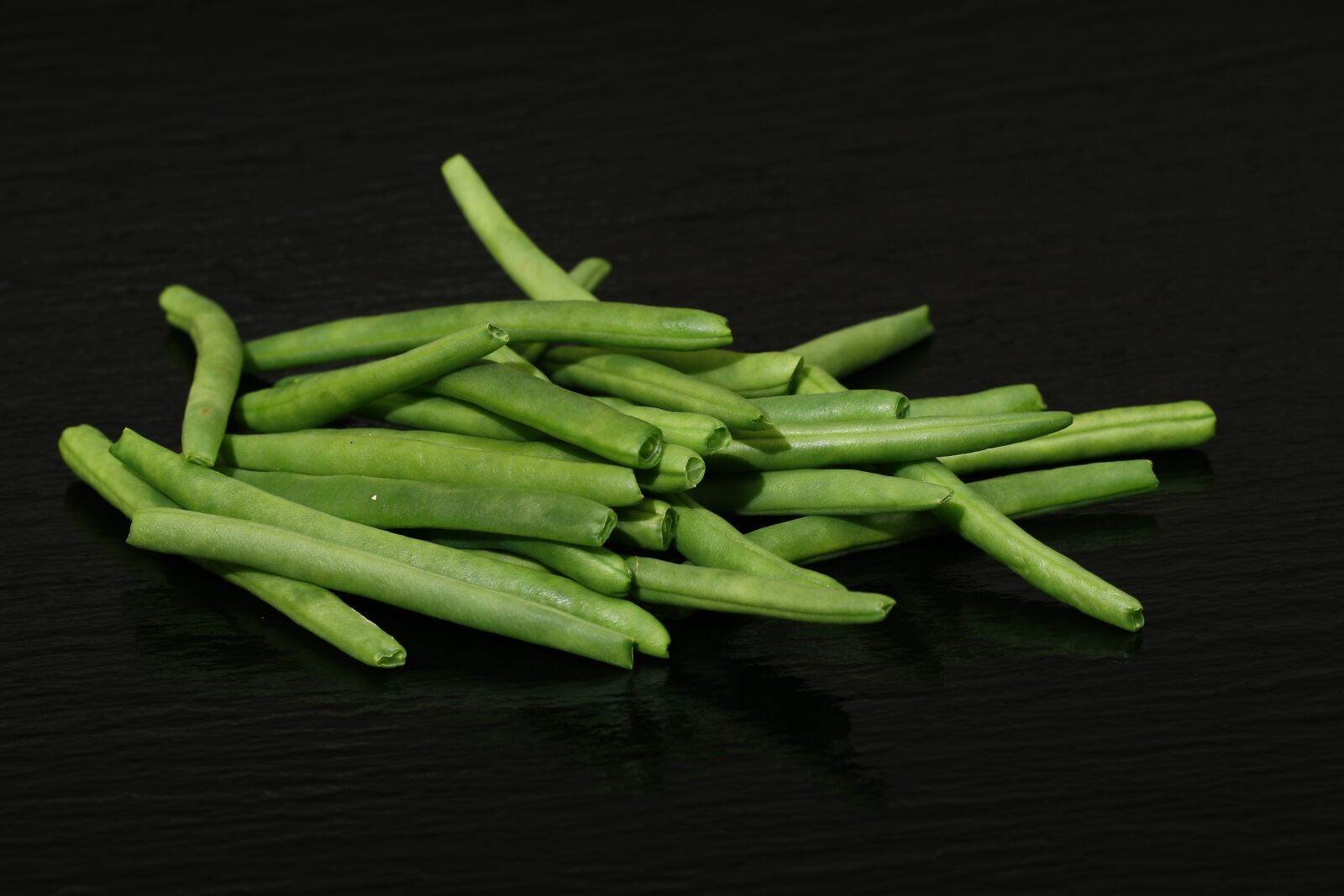 Canon EOS-1D Mark III sample photo. Beans, haricots vert, pod photography