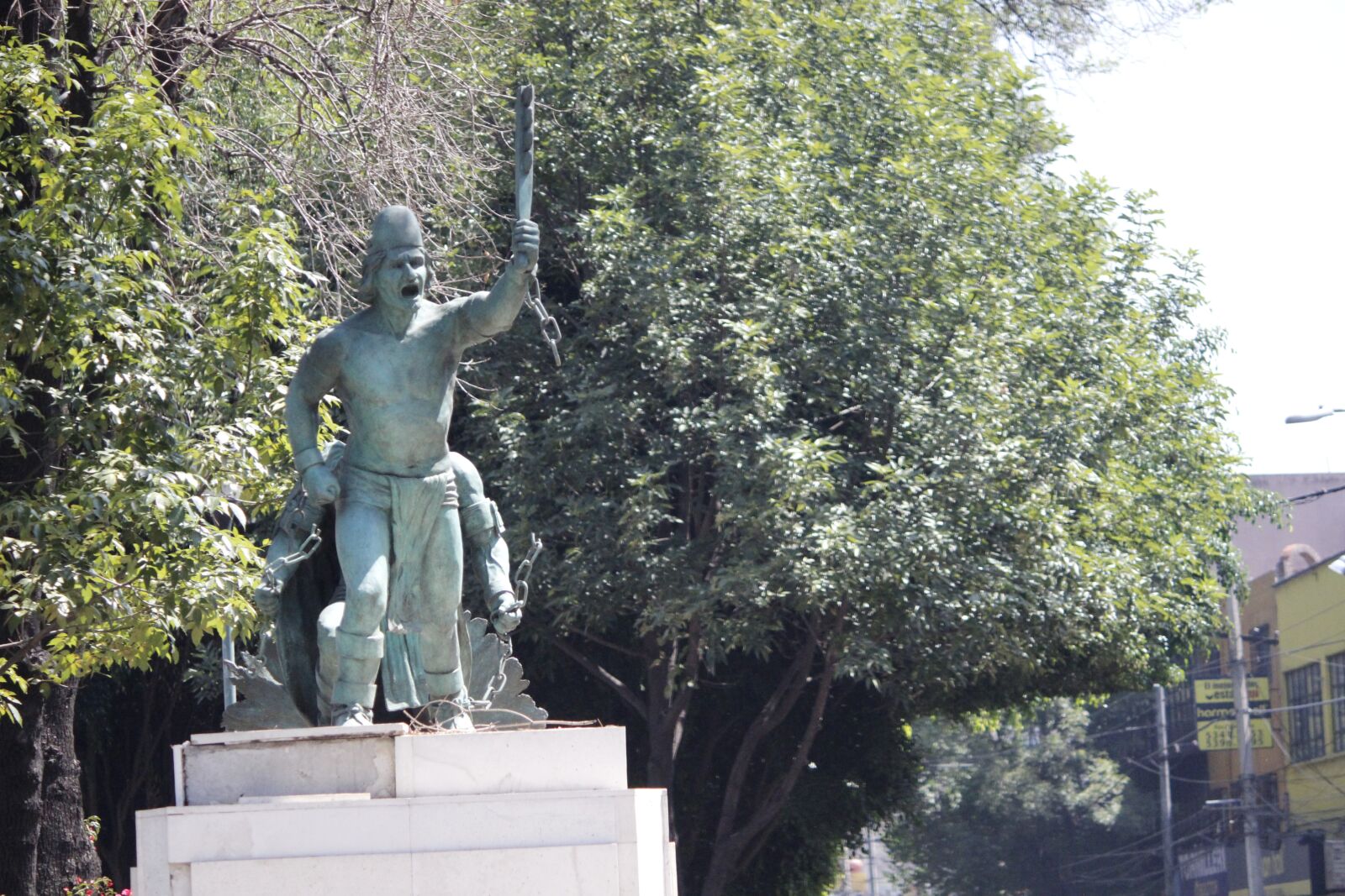 Canon EOS 600D (Rebel EOS T3i / EOS Kiss X5) sample photo. Avenue, median, crossing photography