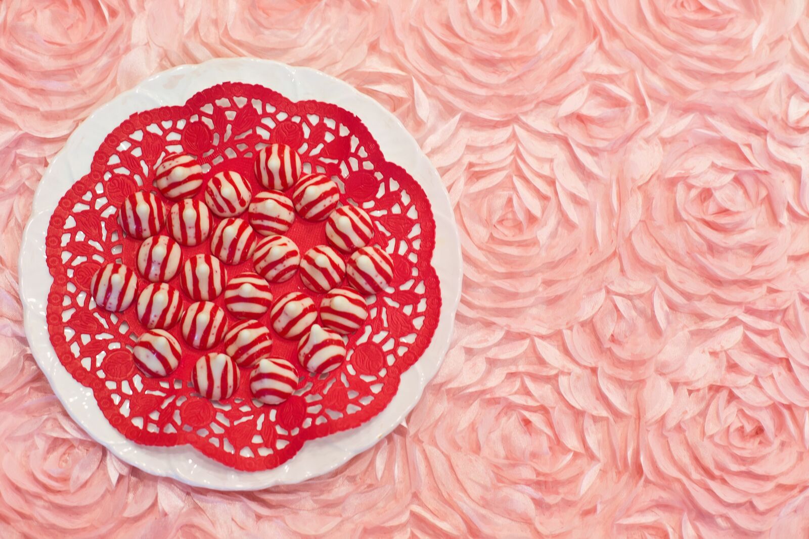 Canon EF 50mm F1.4 USM sample photo. Valentine's day, border, candy photography