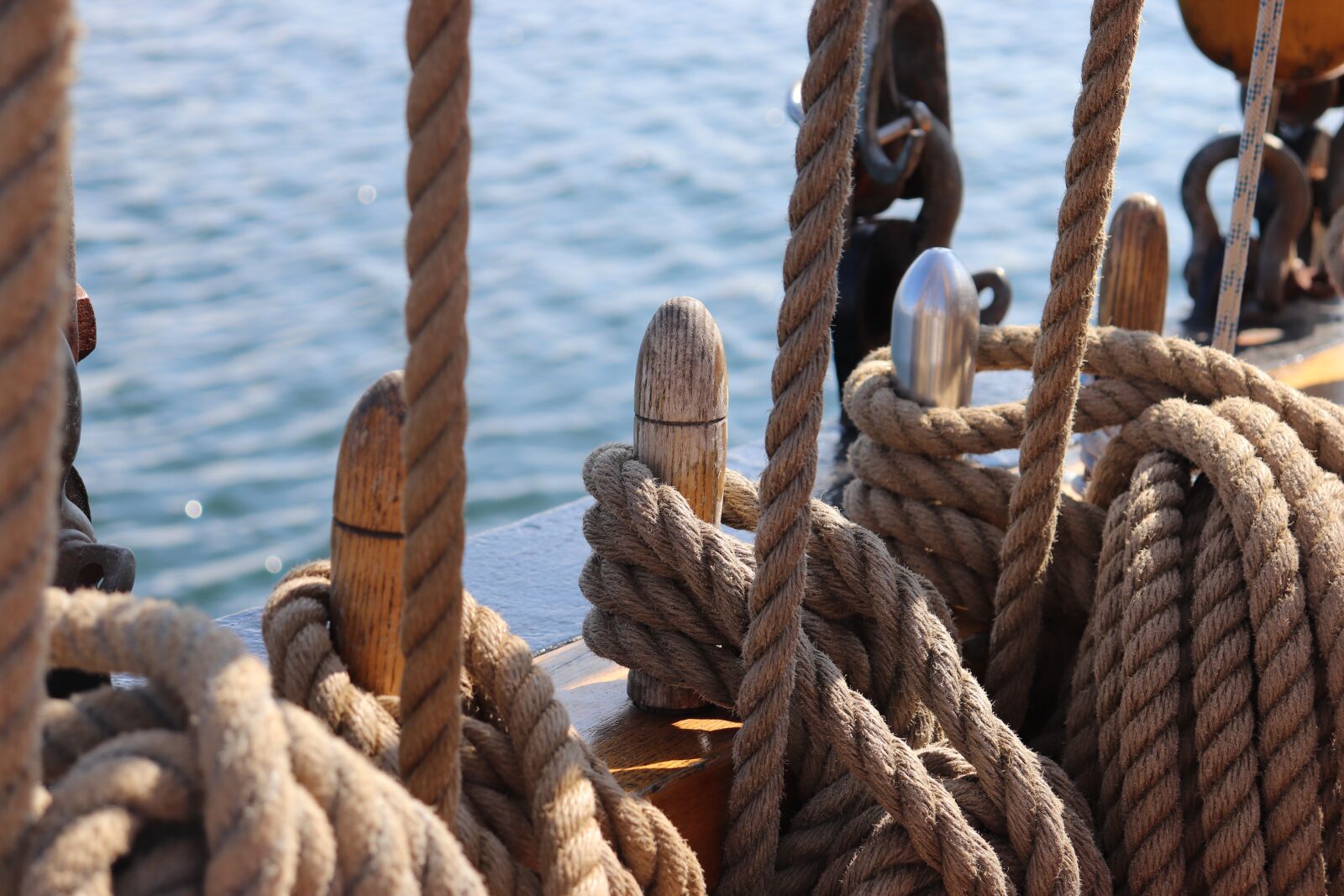 Canon EOS 200D (EOS Rebel SL2 / EOS Kiss X9) sample photo. Sailing vessel, sea, thaw photography