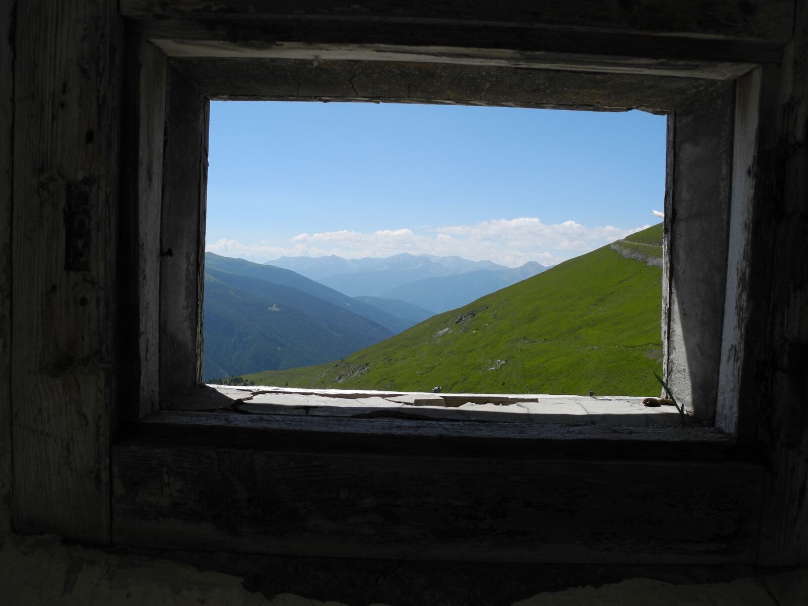 Nikon Coolpix P7100 sample photo. Mountains, window, fortress photography