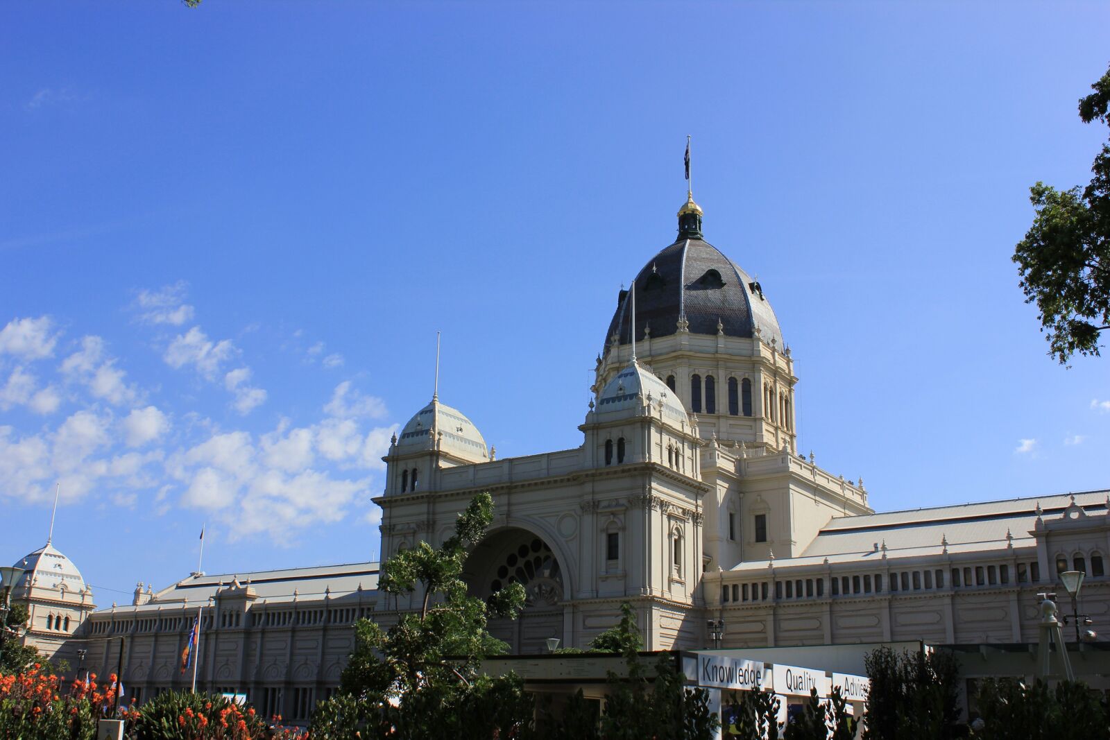 Canon EOS 550D (EOS Rebel T2i / EOS Kiss X4) sample photo. Building, dome, garden show photography
