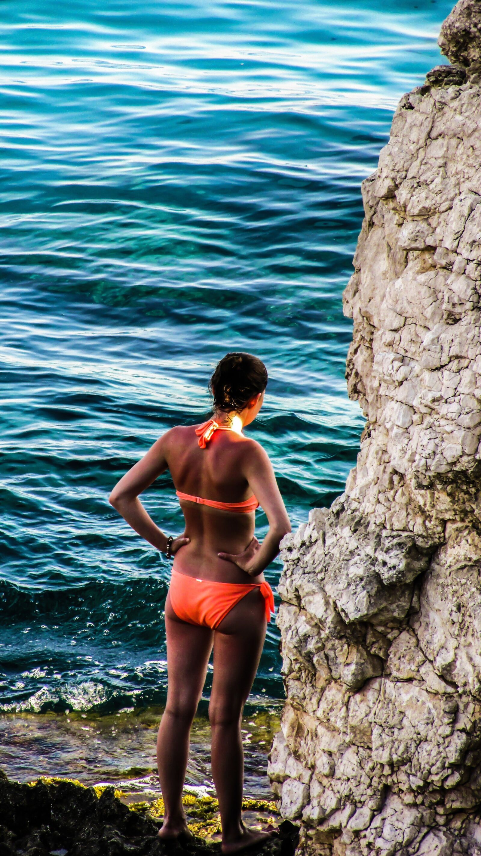 Canon PowerShot SX400 IS sample photo. Girl, rock, sea photography