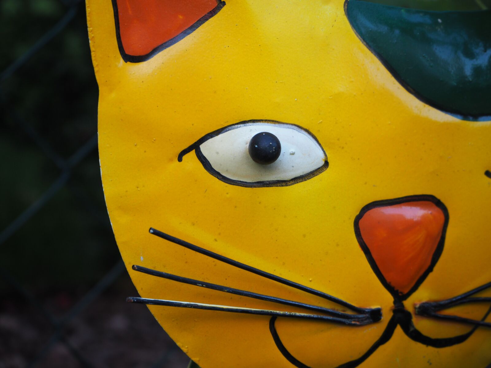 Olympus OM-D E-M10 sample photo. Garden decoration, cat, metal photography