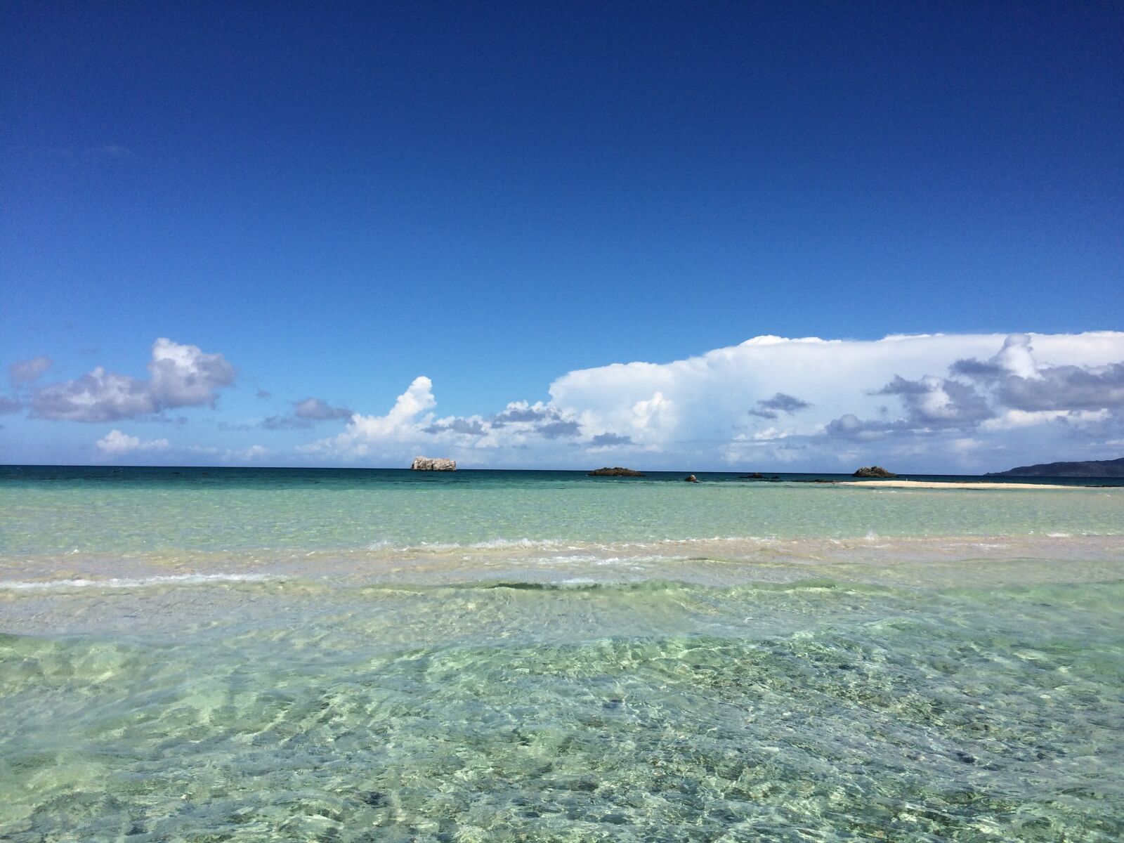 iPhone 5s back camera 4.15mm f/2.2 sample photo. Okinawa, sky, sea photography