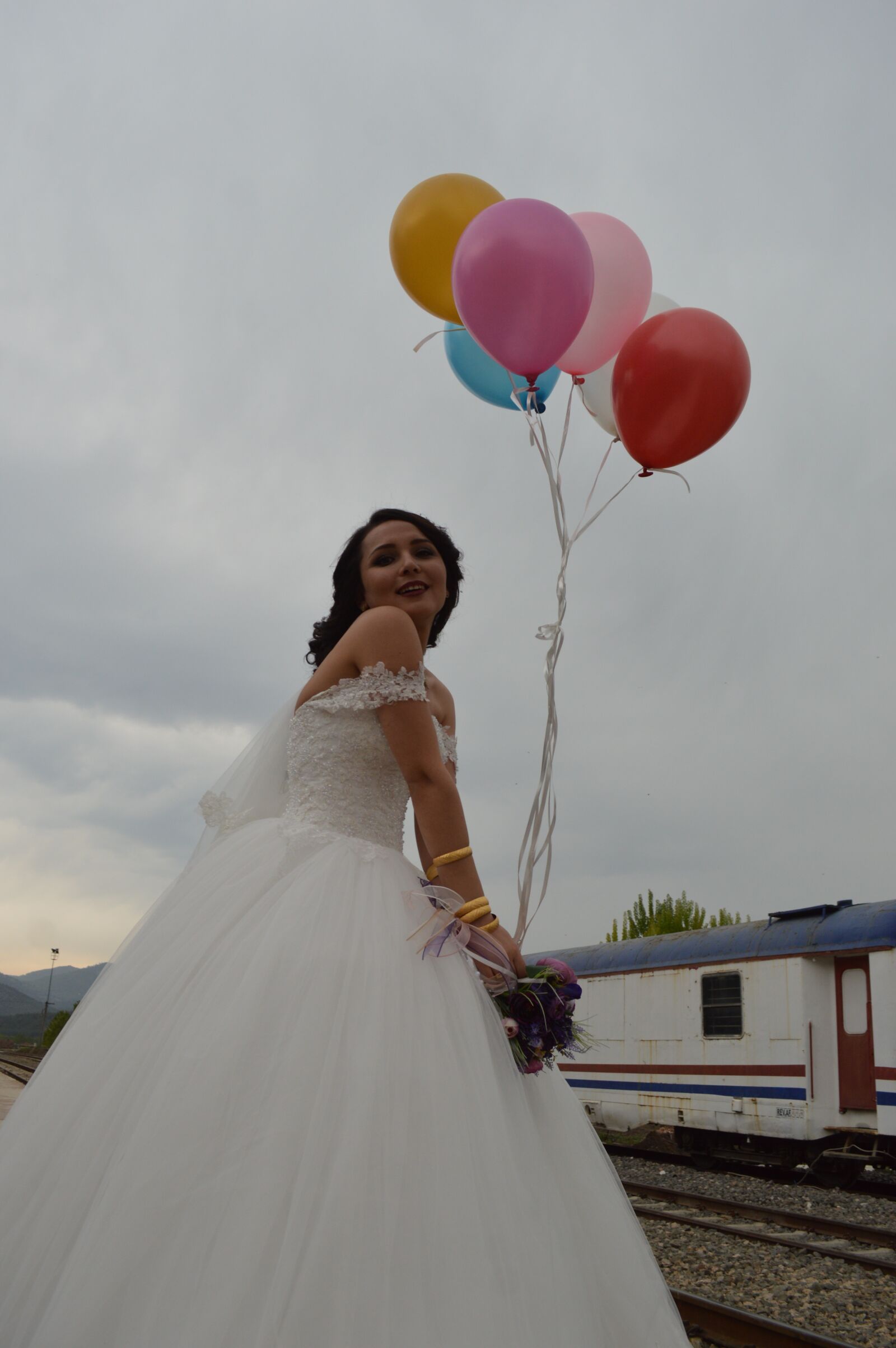 Nikon D3200 sample photo. Train, bridal, balloon photography