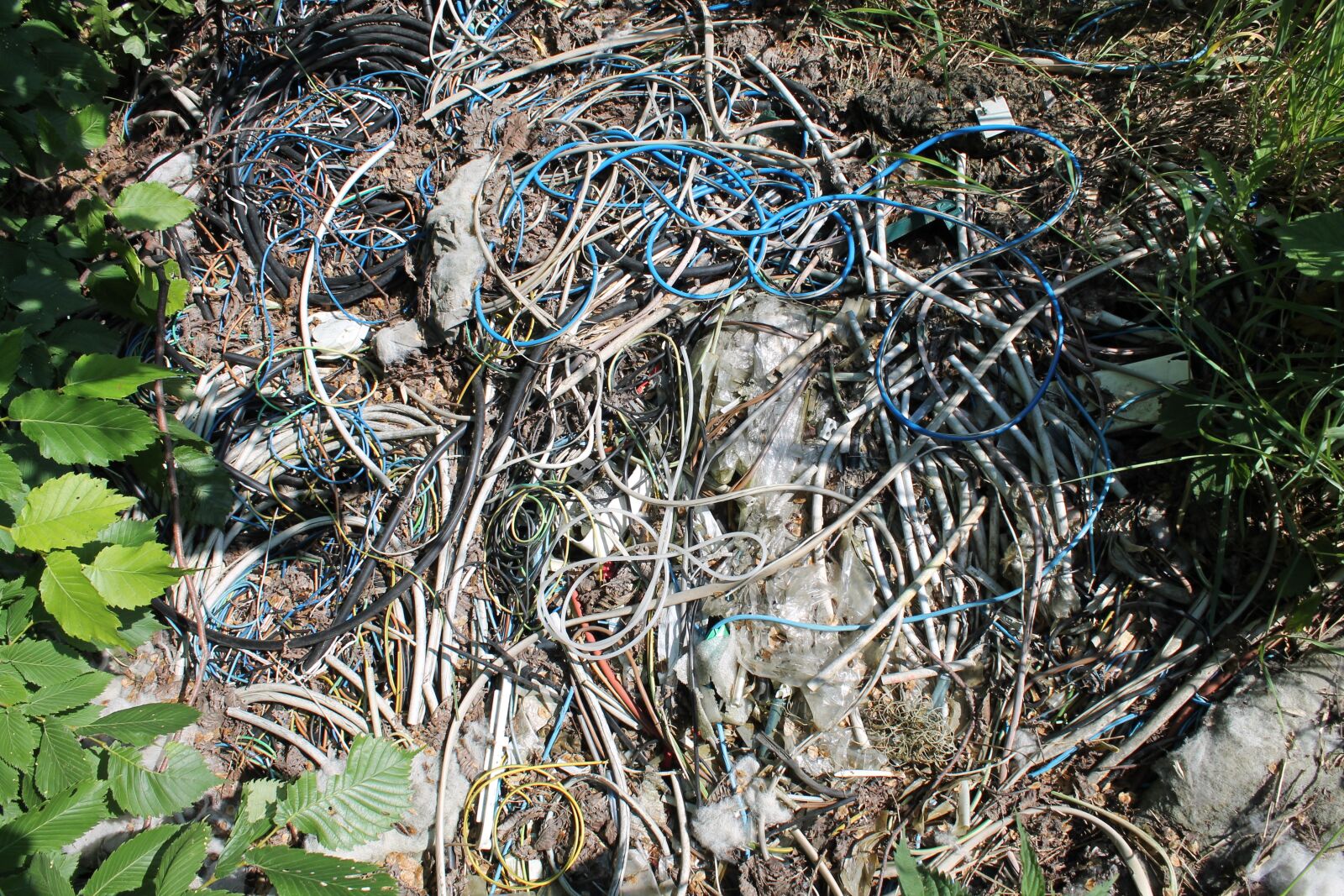 Canon EOS 1100D (EOS Rebel T3 / EOS Kiss X50) sample photo. Cable thieves, cable, crime photography