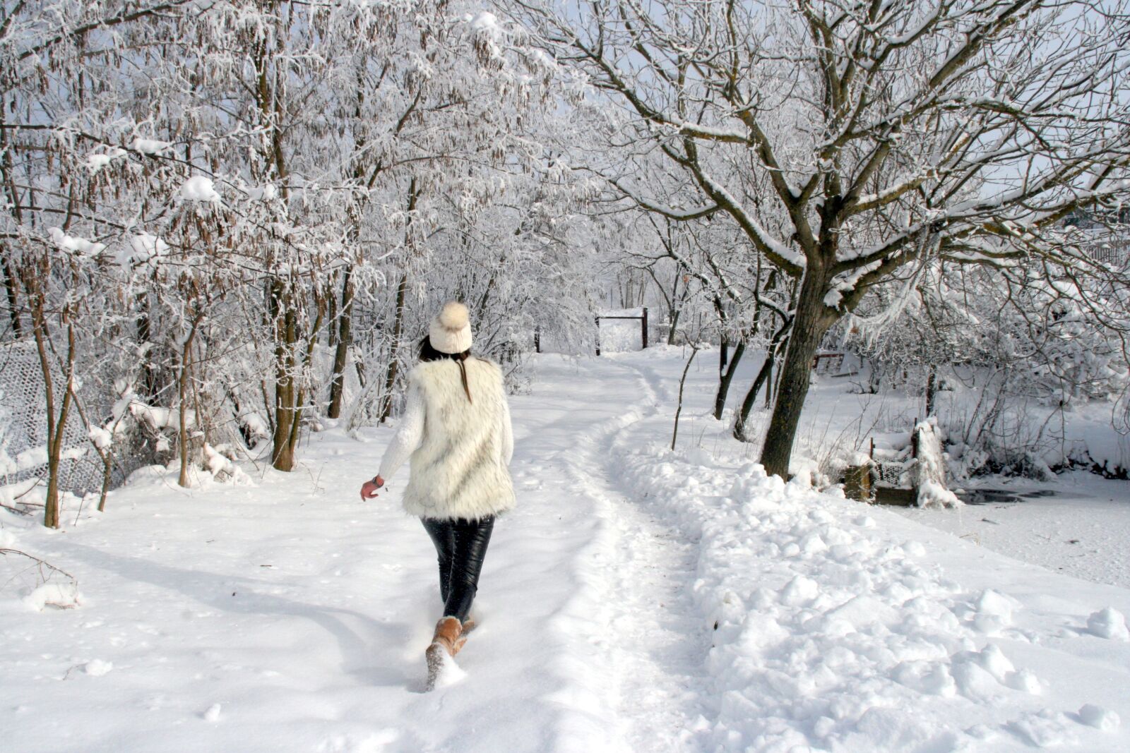 Canon EOS 400D (EOS Digital Rebel XTi / EOS Kiss Digital X) sample photo. Girl, snow, white photography