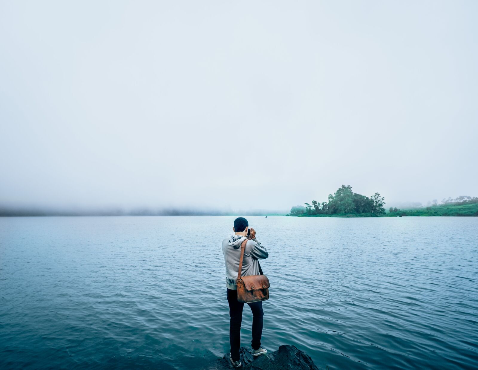 Fujifilm X-E1 + Fujifilm XF 10-24mm F4 R OIS sample photo. People, man, alone photography