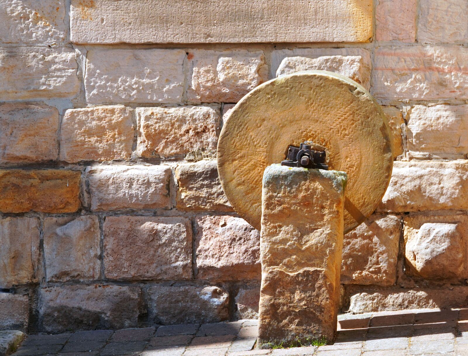 Sony E PZ 18-105mm F4 G OSS sample photo. Grinding stone, old, grinding photography