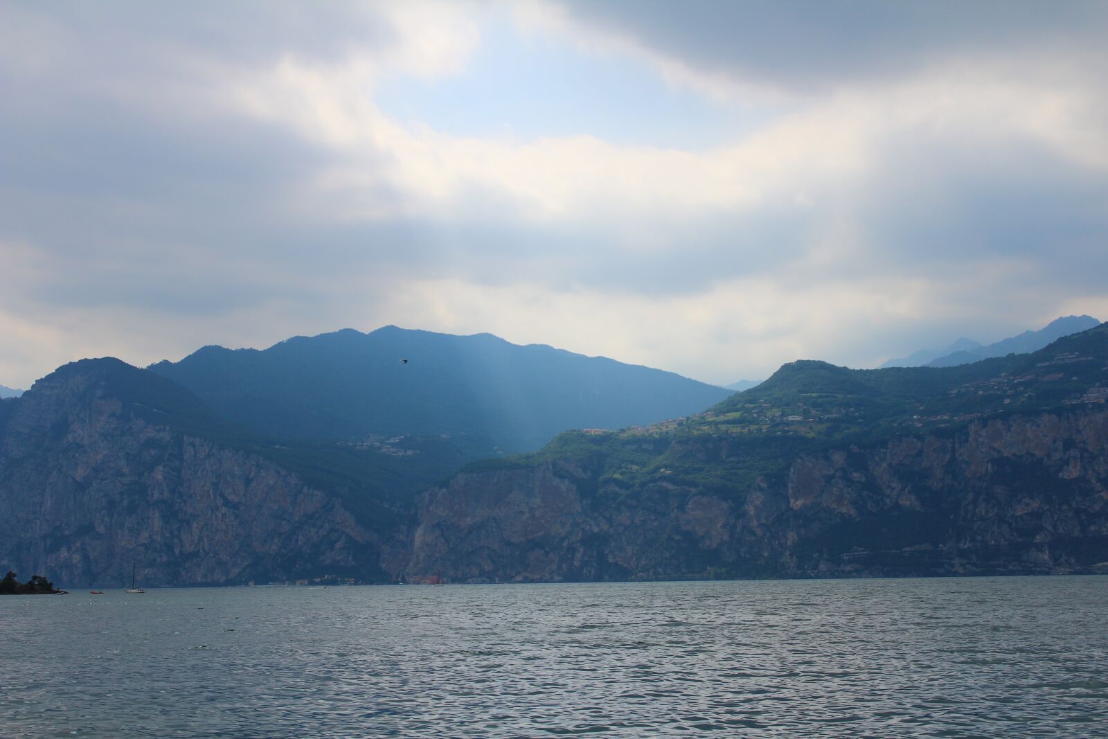 Canon EOS 600D (Rebel EOS T3i / EOS Kiss X5) sample photo. Lake, clouds, sky photography