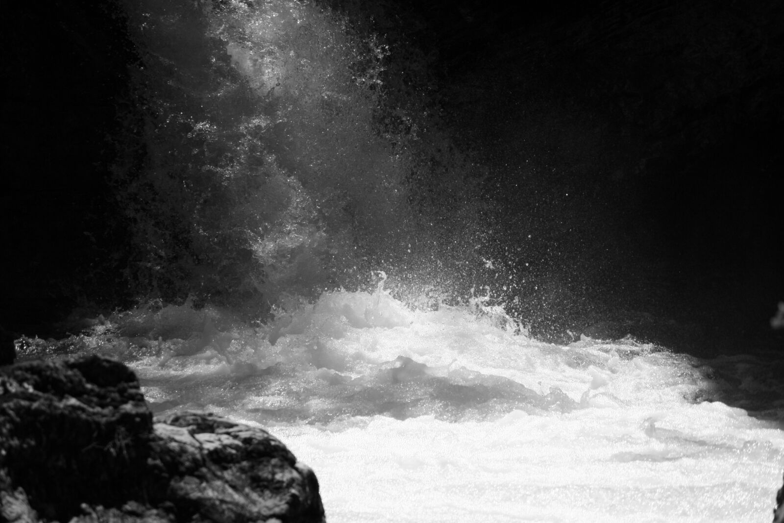 Canon EOS 400D (EOS Digital Rebel XTi / EOS Kiss Digital X) sample photo. Waterfall, drip, black and photography