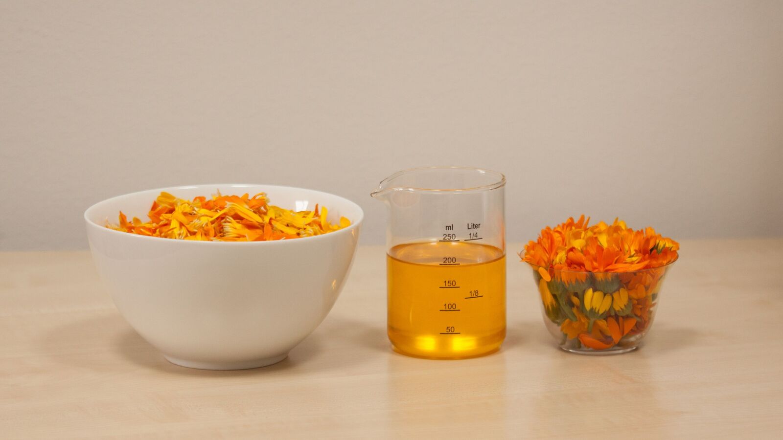 Canon EOS 50D sample photo. Calendula officinalis, calendula petals photography