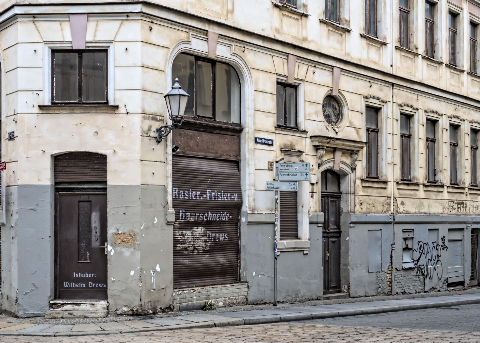 Olympus OM-D E-M5 II + Olympus M.Zuiko Digital ED 12-40mm F2.8 Pro sample photo. House, decay, abandoned photography